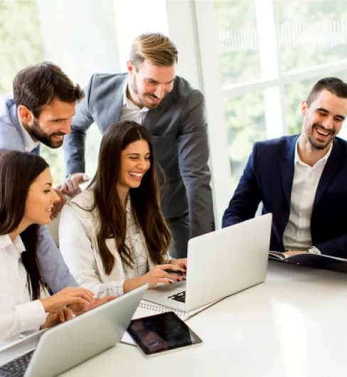 Equipo de trabajo revisando información en un computador