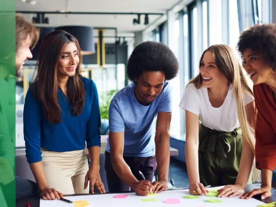 Colaboradores trabajando en equipo